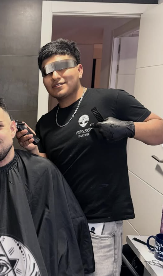 Saúl 8 Barber, barbero en ET Barber ST